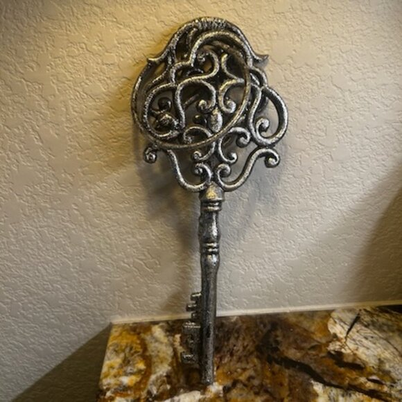 Large 12" Ornate Cast Iron Antique Style Keys Silver Wall Home Decor - Picture 3 of 8